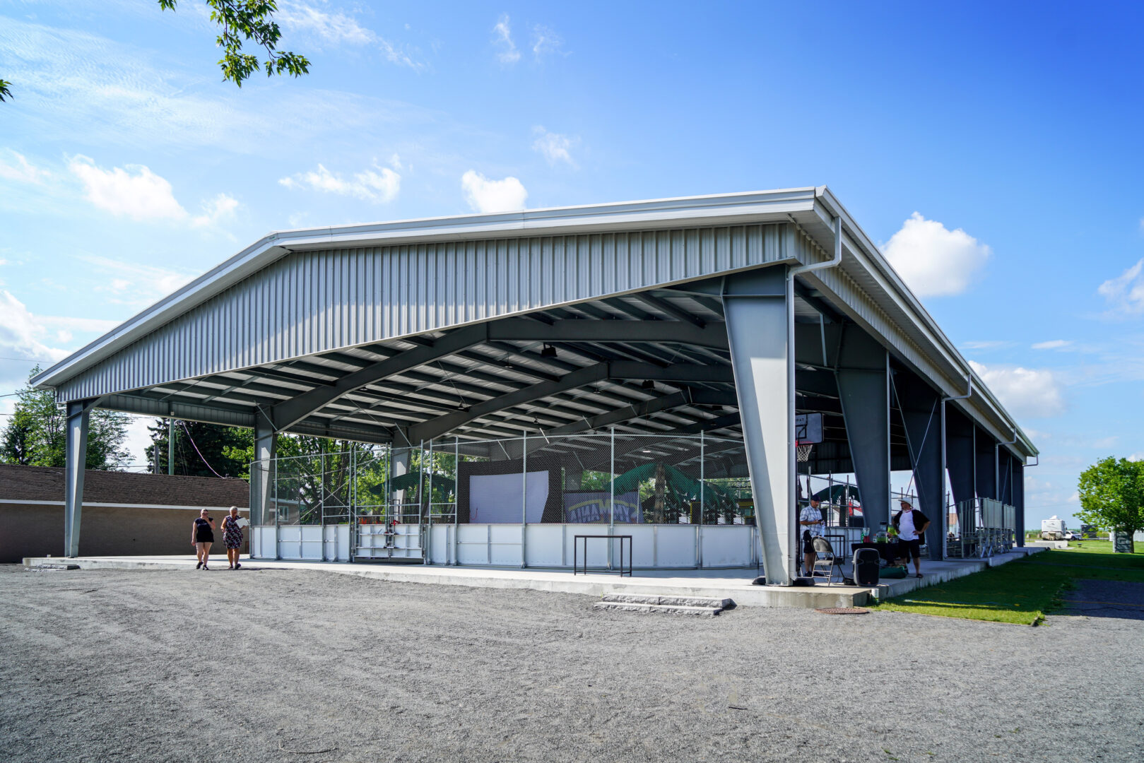 La nouvelle patinoire multifonctionnelle de Sainte-Madeleine fait déjà le bonheur des petits et grands qui se sont dits ravis d’avoir enfin un site polyvalent de ce genre dans leur municipalité. Photo François Larivière | L’Œil Régional ©