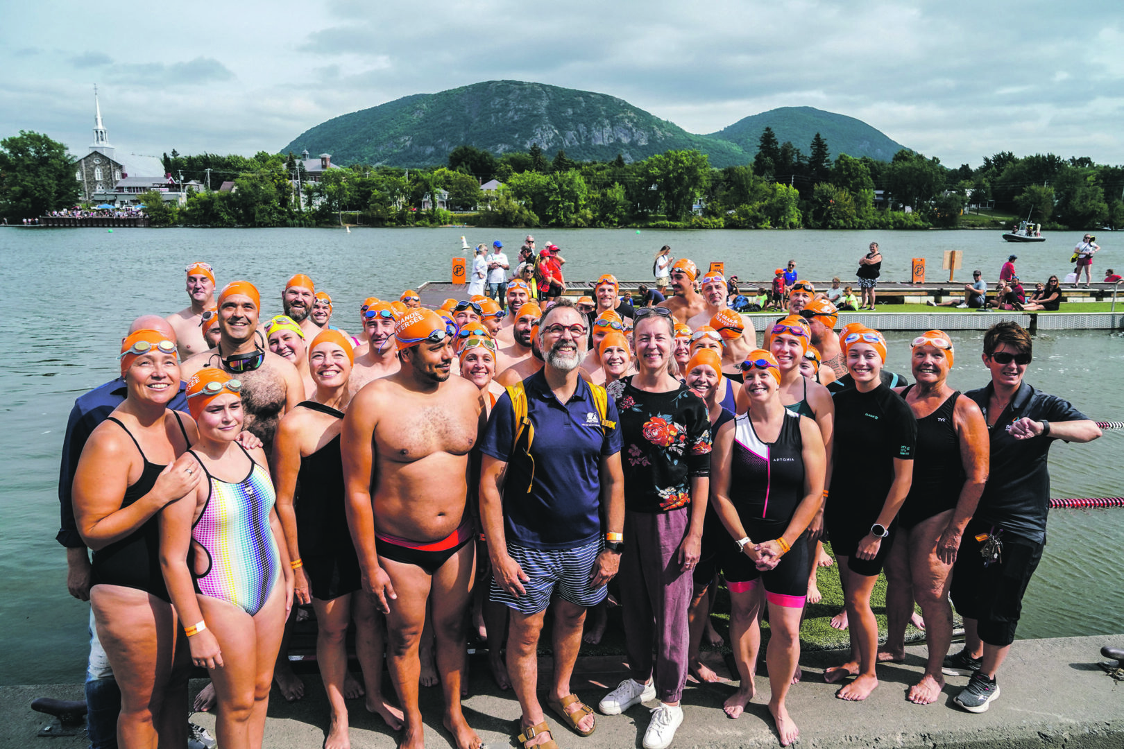 Le maire de Mont-Saint-Hilaire, Marc-André Guertin, et la mairesse de Belœil, Nadine Viau, en compagnie des participants de la Grande Traversée. Photo François Larivière | L’Œil Régional ©