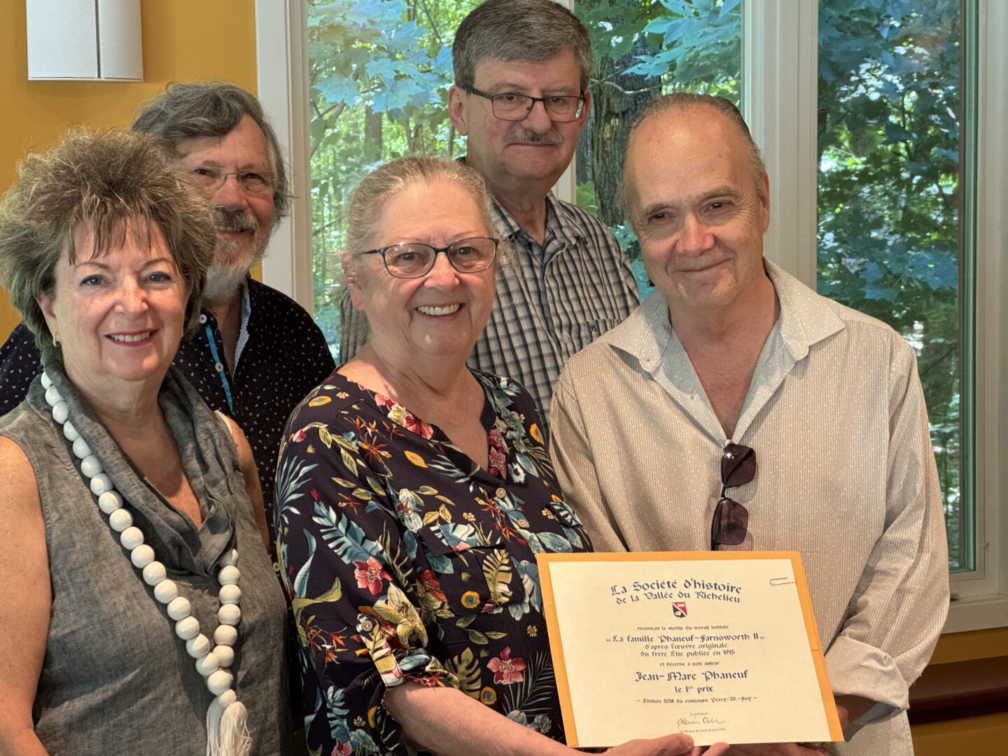 De gauche à droite, à l’avant : Claudette Monty, administratrice, SHVR; Mariette Ducharme, membre du jury ; Jean-Marc Phaneuf, lauréat du concours Percy-Foy. À l’arrière, René Fournier, administrateur, SHVR, et Alain Côté, président de la SHVR et de la Société d’histoire et de généalogie de Belœil–Mont-Saint-Hilaire.
Photo Guy Dubé