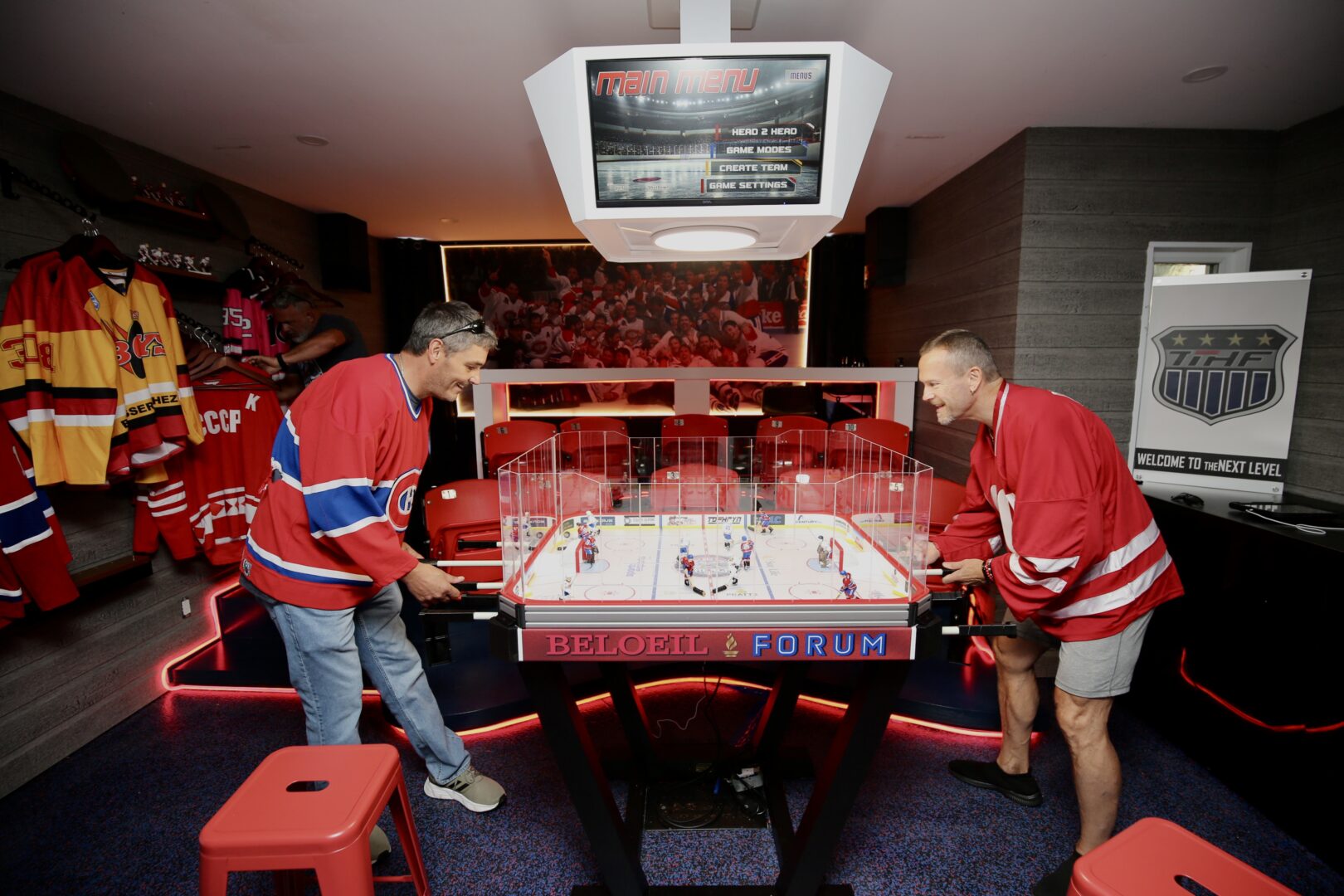 Nicolas Pratte (droite) a accueilli chez lui plusieurs participants de hockey sur table, dont son bon ami demeurant à Cincinnati, Éric Tapp (gauche). Photo Robert Gosselin | L’Œil Régional ©