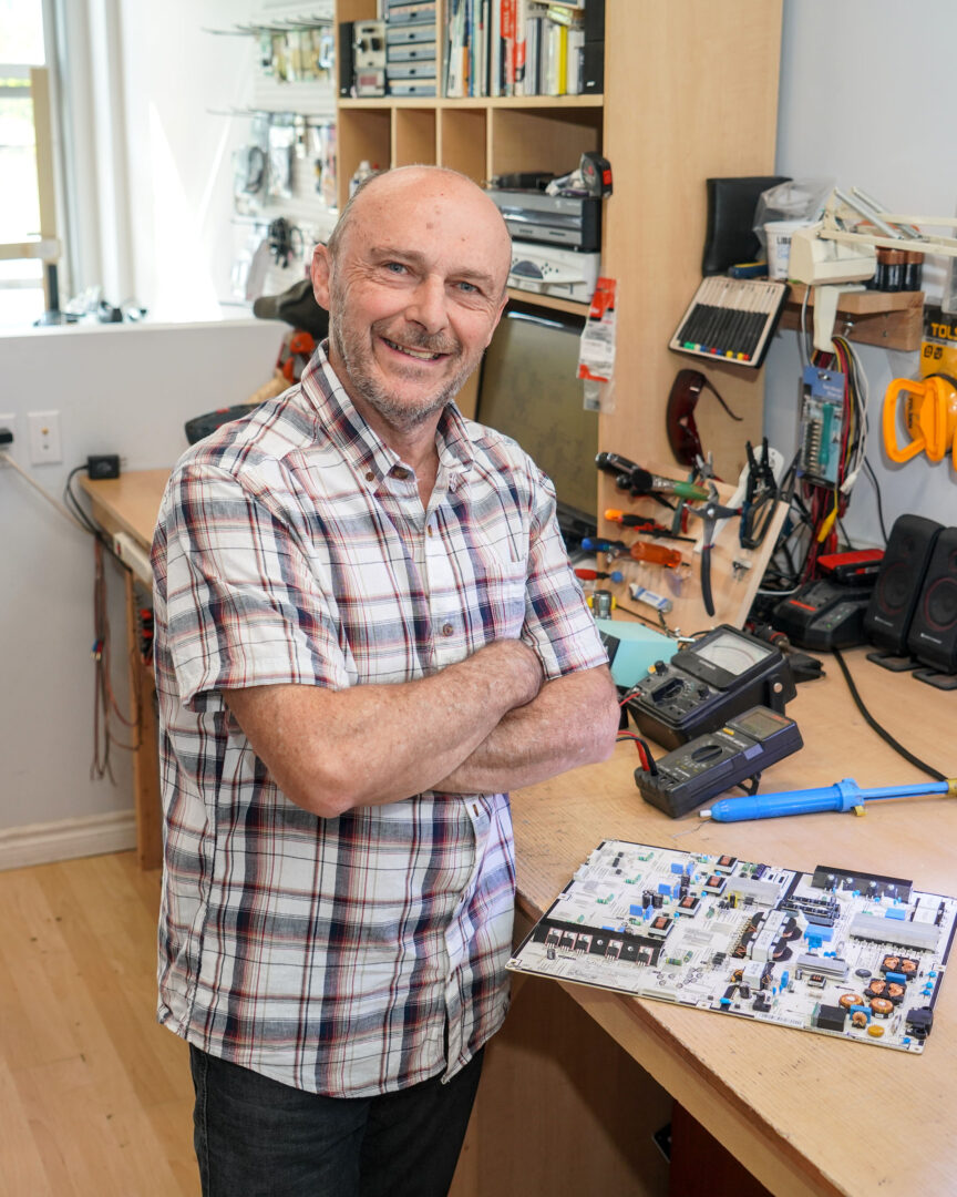 René Grégoire dans son atelier de Mont-Saint-Hilaire. Photo François Larivière | L’Œil Régional ©