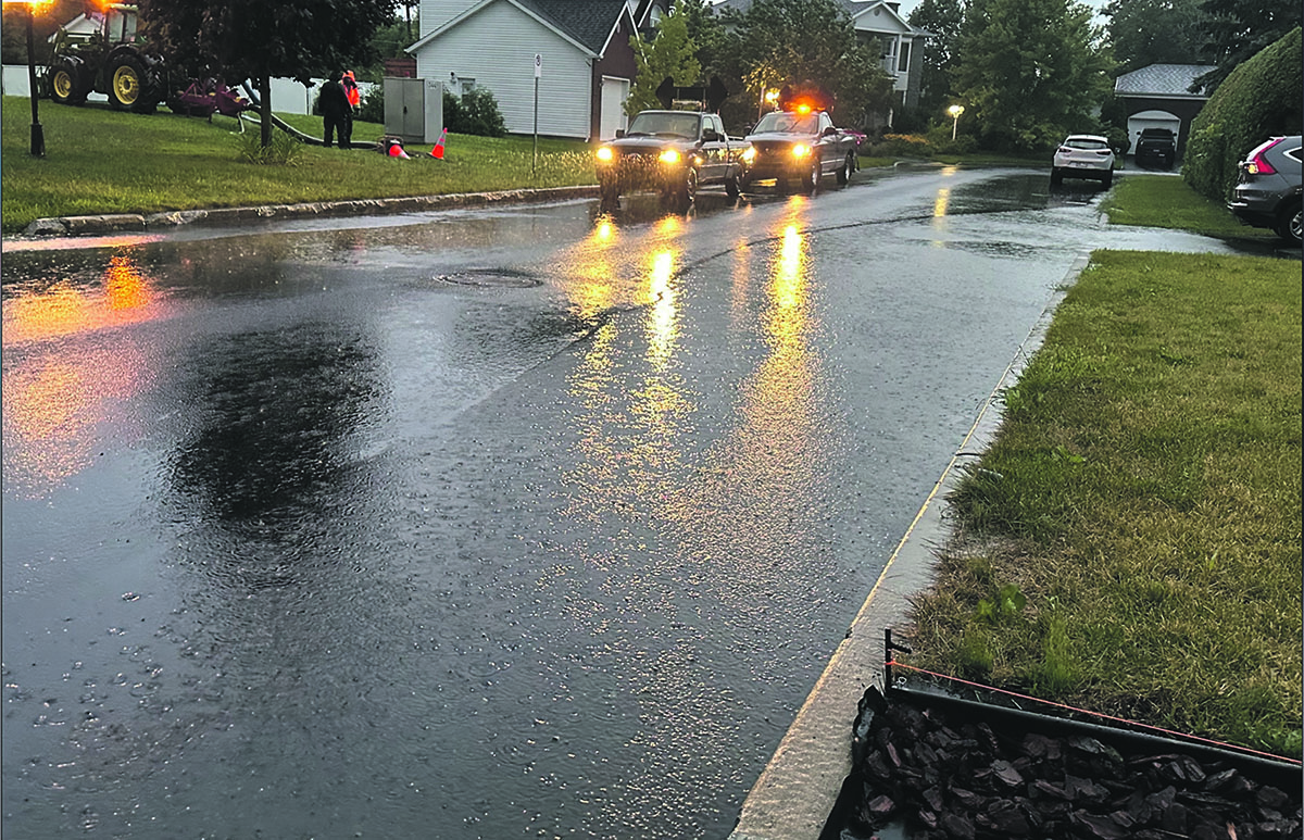 Plusieurs résidences des districts 2 et 6 à Saint-Mathieu-de-Belœil ont été victimes d’inondations lors des pluies intenses du vendredi 9 août alors que les rues ont été complètement submergées. Photo gracieuseté