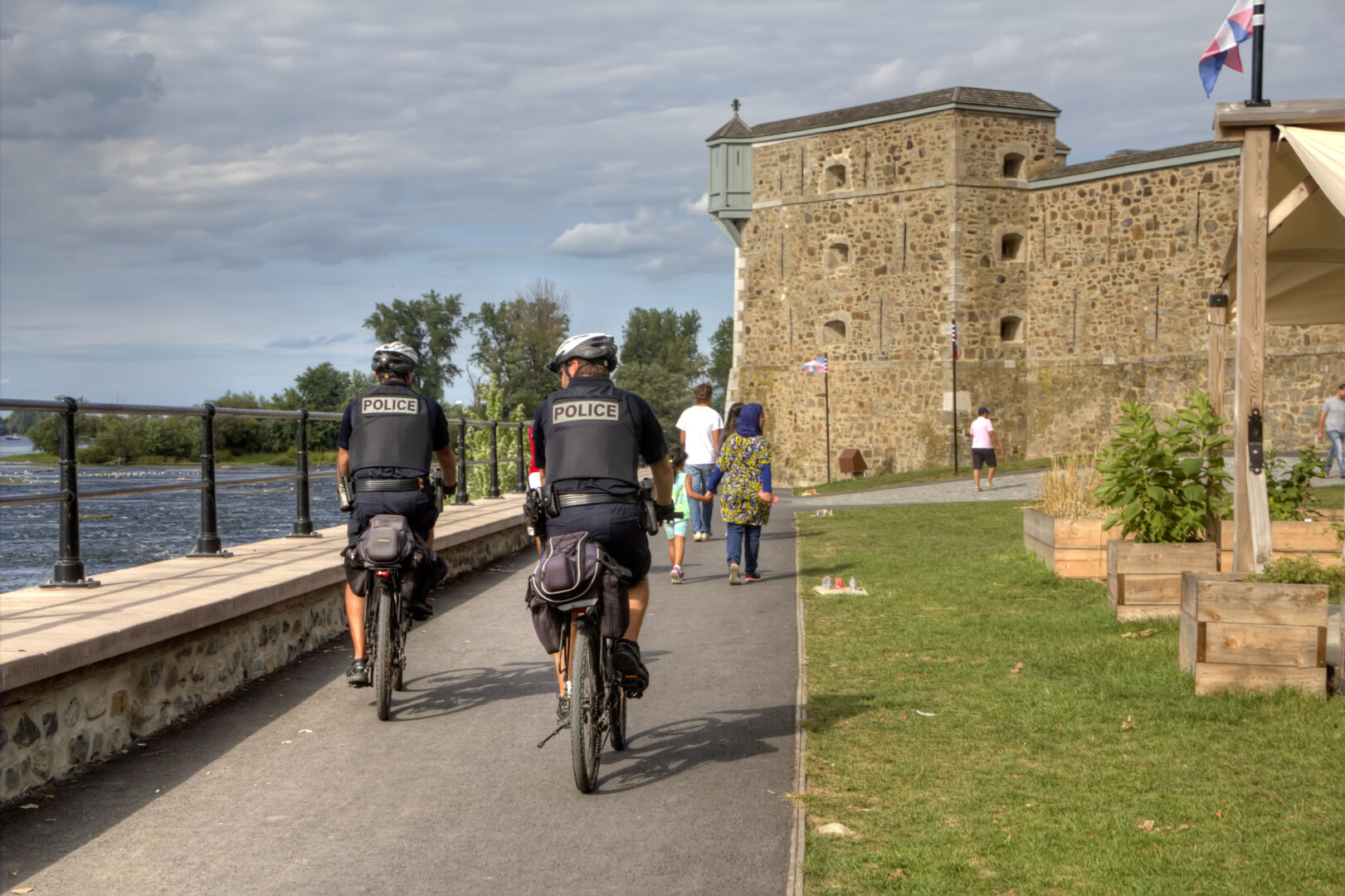 Les policiers pédalent le long de la rivière Richelieu. Photo gracieuseté