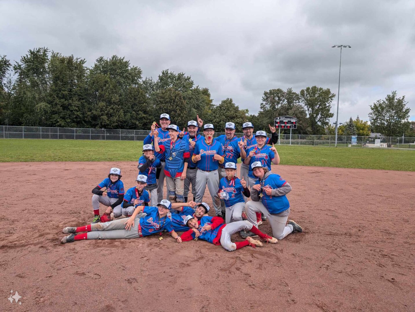 Les Braves Royal tenant fièrement leur médaille d’or décrochée aux super-régionaux
Photo gracieuseté��