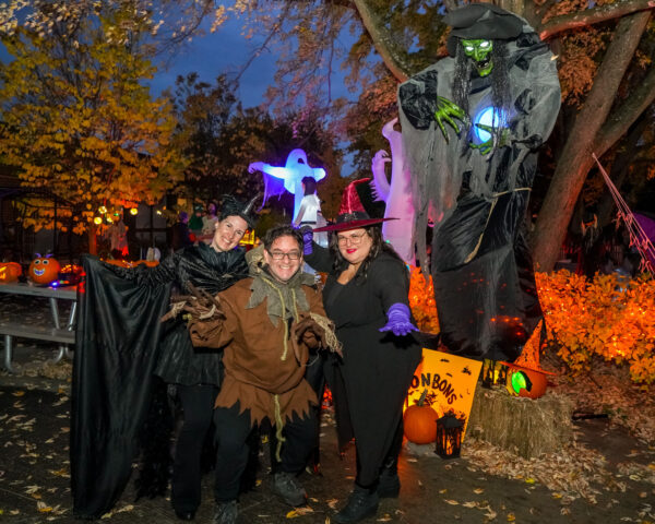 Un sentier illuminé d’Halloween pousse dans la cour