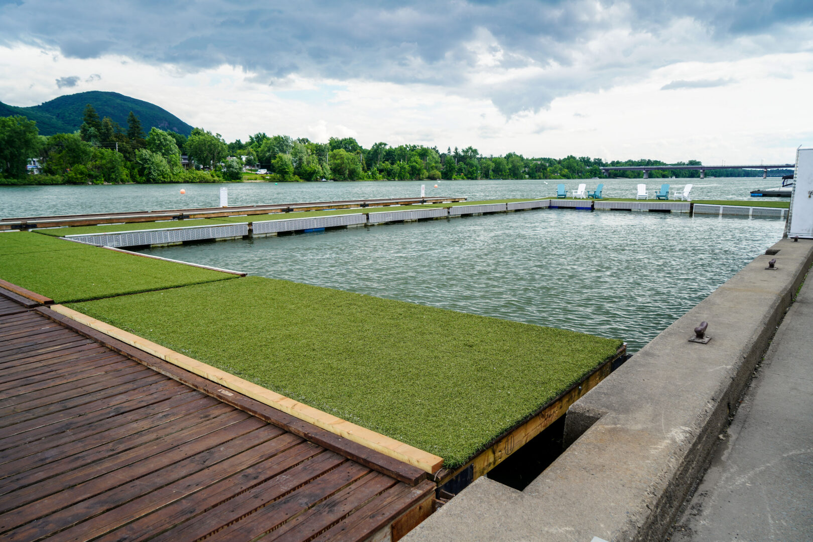 La piscine en eau vive située dans le Richelieu est officiellement fermée depuis le 23 août, mais tout porte à croire que le projet sera reconduit en 2025. Photothèque | L’Œil Régional ©