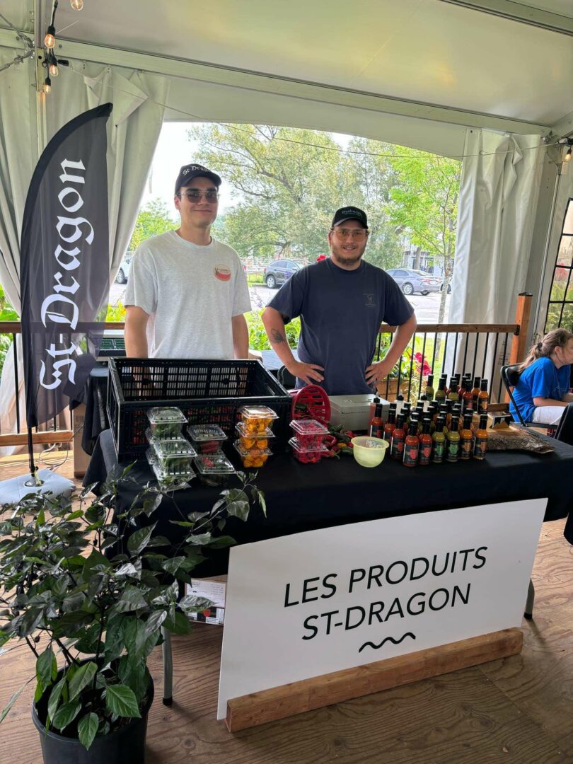 Alexis Nadeau et Alexis Chiasson exposent leurs produits dans un kiosque. Photo gracieuseté