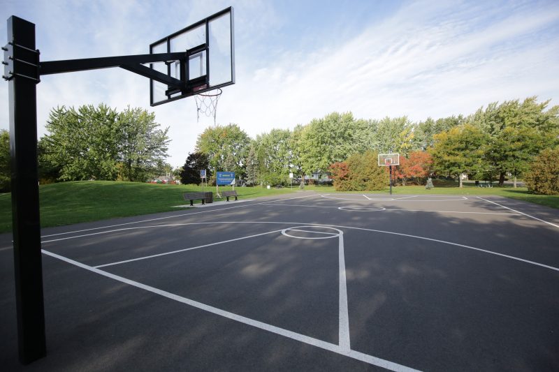 Les tensions entourant le terrain de basketball du parc Charles-Larocque, dont les paniers ont depuis été retirés, ont amené la Ville de Belœil et le Centre de services scolaire des Patriotes à trouver un endroit plus approprié pour pratiquer ce sport, soit sur le terrain de l’école Polybel. Photothèque | L’Œil Régional ©