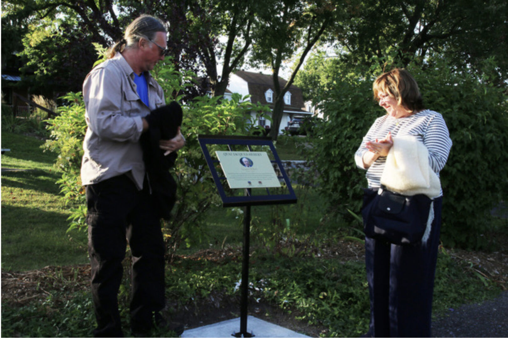 Yves et Line, enfants de Jacques Hébert, ont dévoilé la plaque honorifique lors de l’inauguration du quai Jacques-Hébert. Photo gracieuseté