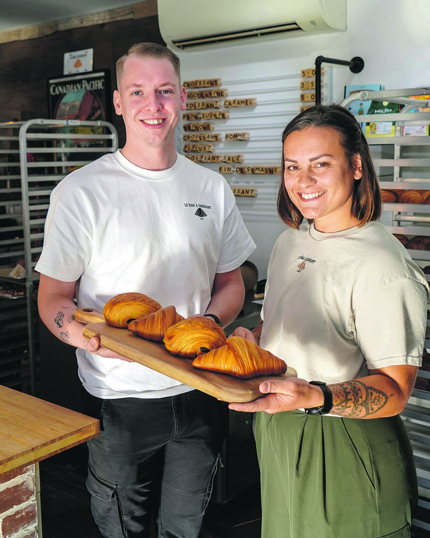 Thibaud Georges et Alice Mielcarek, copropriétaires du Bar à croissant à Belœil, n’auraient jamais imaginé remporter le Grand Prix du Concours du meilleur croissant de Montréal. Photo François Larivière | L’Œil Régional ©