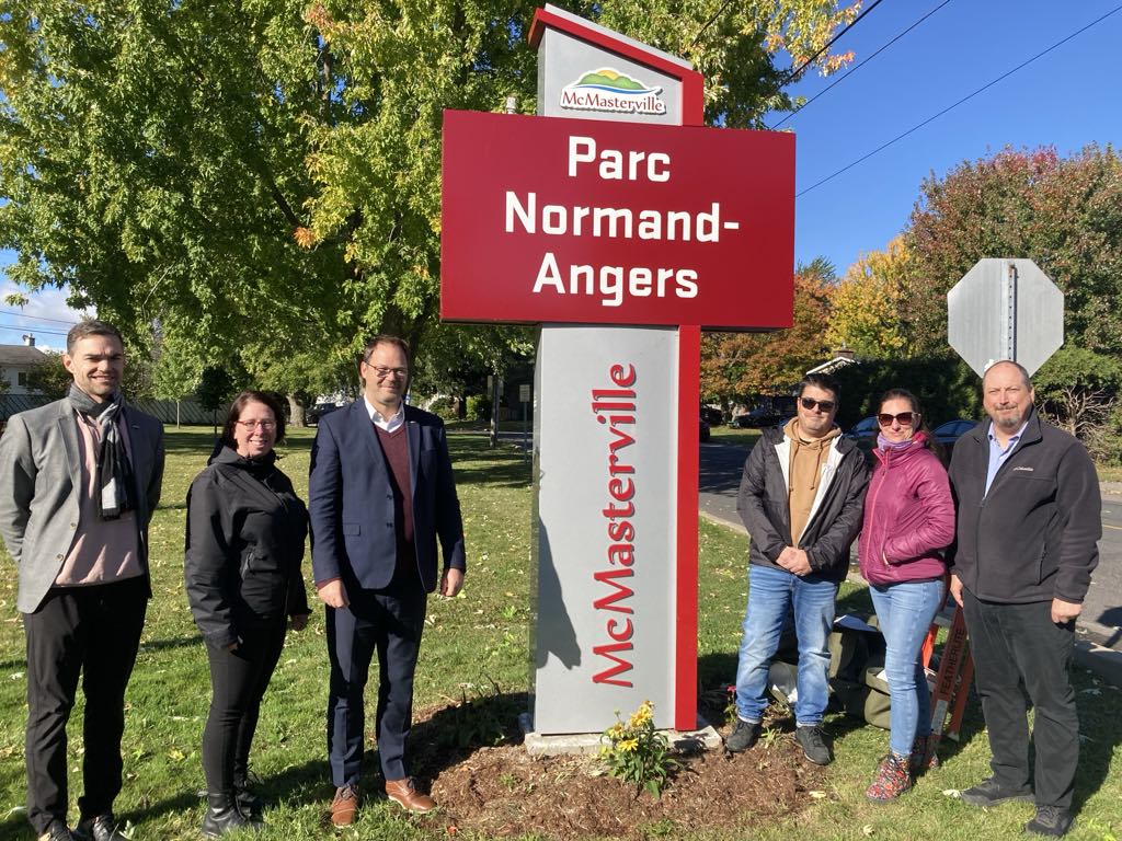 Les élus Frédéric Lavoie, Magalie Taillon, Martin Dulac, François Jean, Tanya Czinkan, et Jean-Guy Lévesque posent devant le parc Normand-Angers. Photo gracieuseté