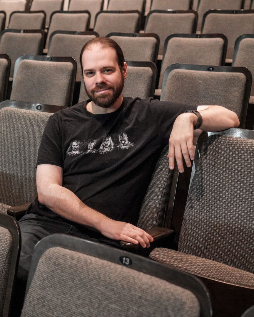 Olivier Dénommée, journaliste culturel de L’Œil Régional et passionné de musique, partage ses critiques et découvertes sur son blogue Critique de salon. Photo François Larivière | L’Œil Régional ©