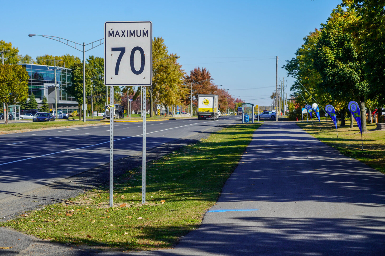 La municipalité veut abaisser à 50 k/h la limite de vitesse sur la 116 entre la rue du Massif et la Grande Allée, où le maximum permis est de 70 km/h. Photo François Larivière | L’Œil Régional ©