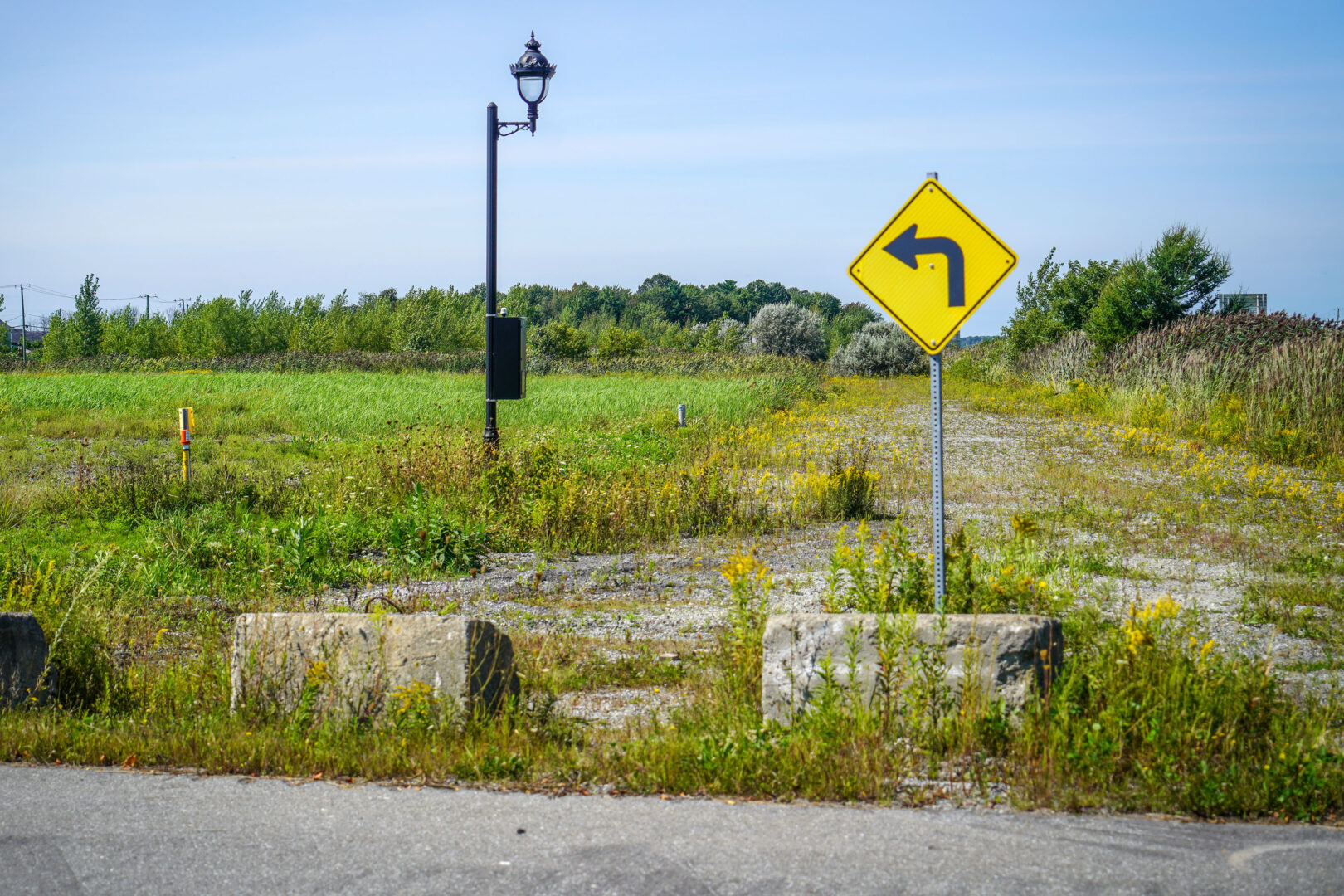 Dans sa configuration actuelle, la rue Serge-Pepin se termine à la courbe où elle devient le boulevard Yvon-L’Heureux Nord, mais la Ville souhaite prolonger la rue jusqu’à ce qu’elle rejoigne la rue Paul-Perreault, plus à l’ouest. Photo François Larivière | L’Œil Régional ©