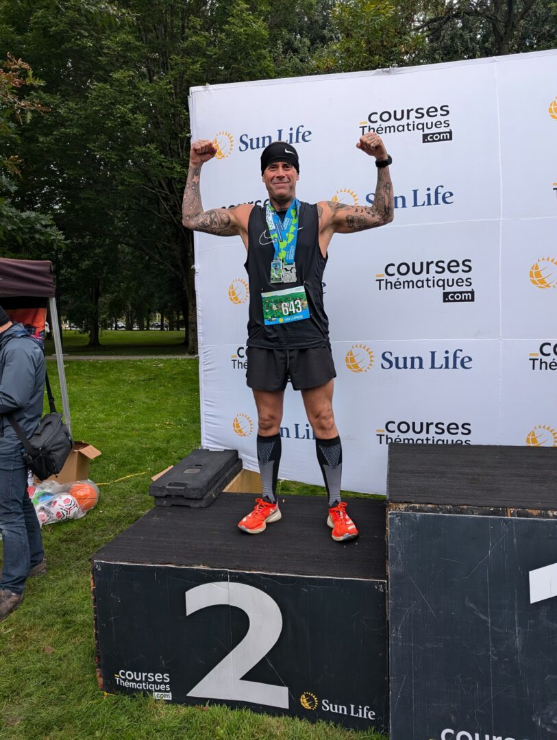 Stéphane Dupuis posant fièrement sur le podium. Photo gracieuseté