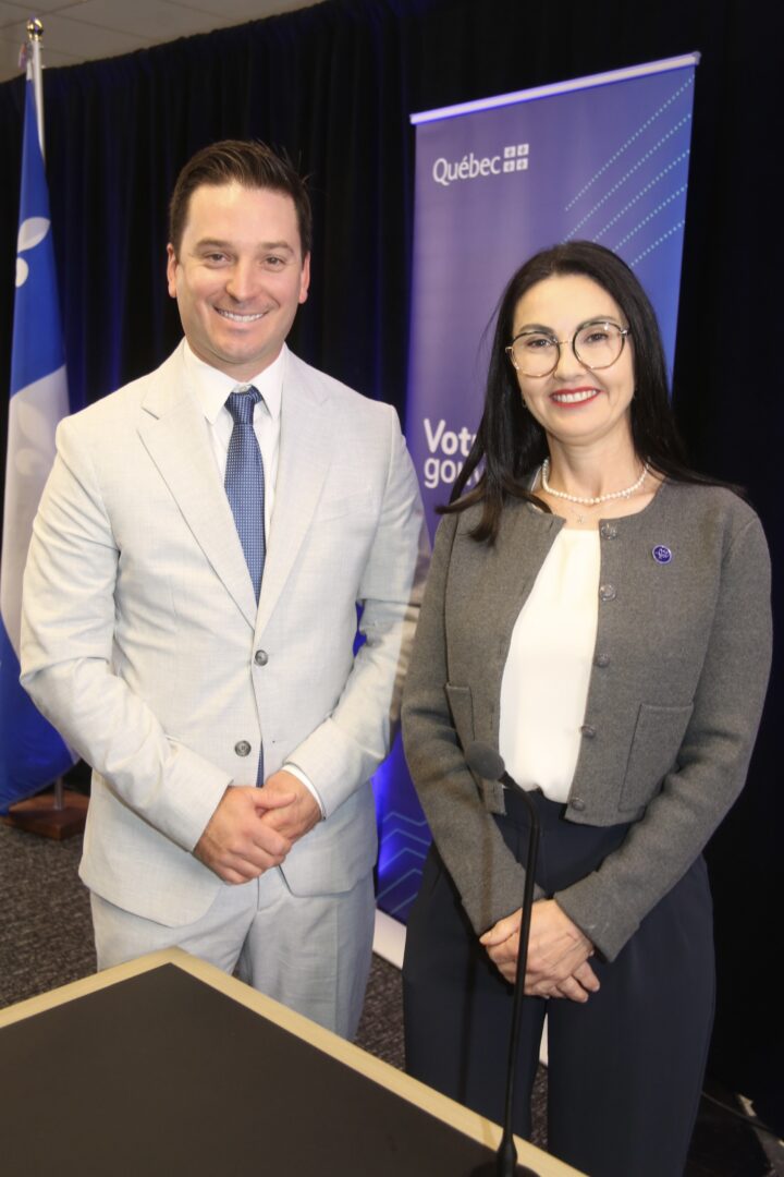 Le ministre de la Justice, Simon Jolin-Barrette, en compagnie de la députée de Saint-Hyacinthe, Chantal Soucy. Photo Robert Gosselin| Le Courrier ©