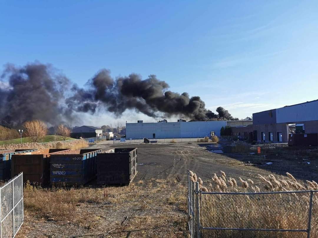 L'incendie s'est déclaré en milieu d'après-midi à Saint-Basile-le-Grand.
Photo Facebook