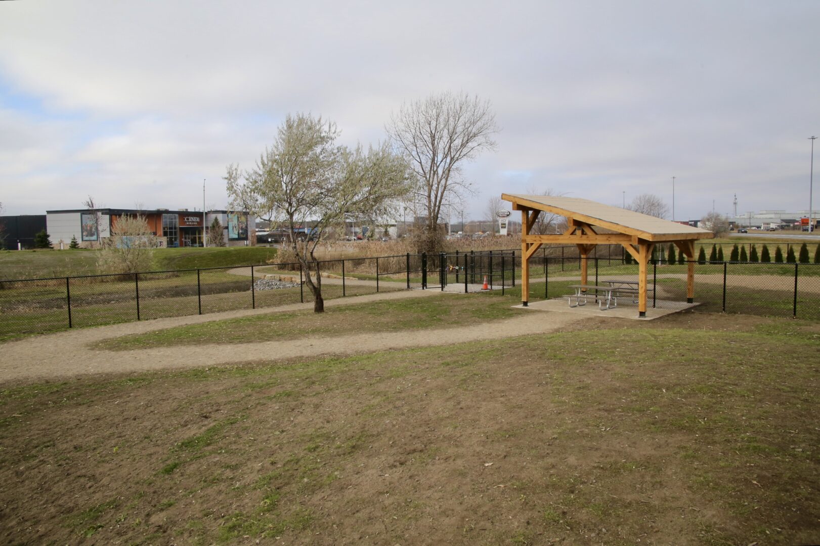 Le nouveau parc canin situé sur la rue Serge-Pepin, non loin de l’autoroute 20, est maintenant fonctionnel et ouvert à la population. Photo Robert Gosselin | L’Œil Régional ©