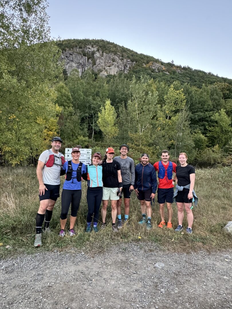 Les membres du club posant fièrement devant le mont Saint-Hilaire. Photo gracieuseté