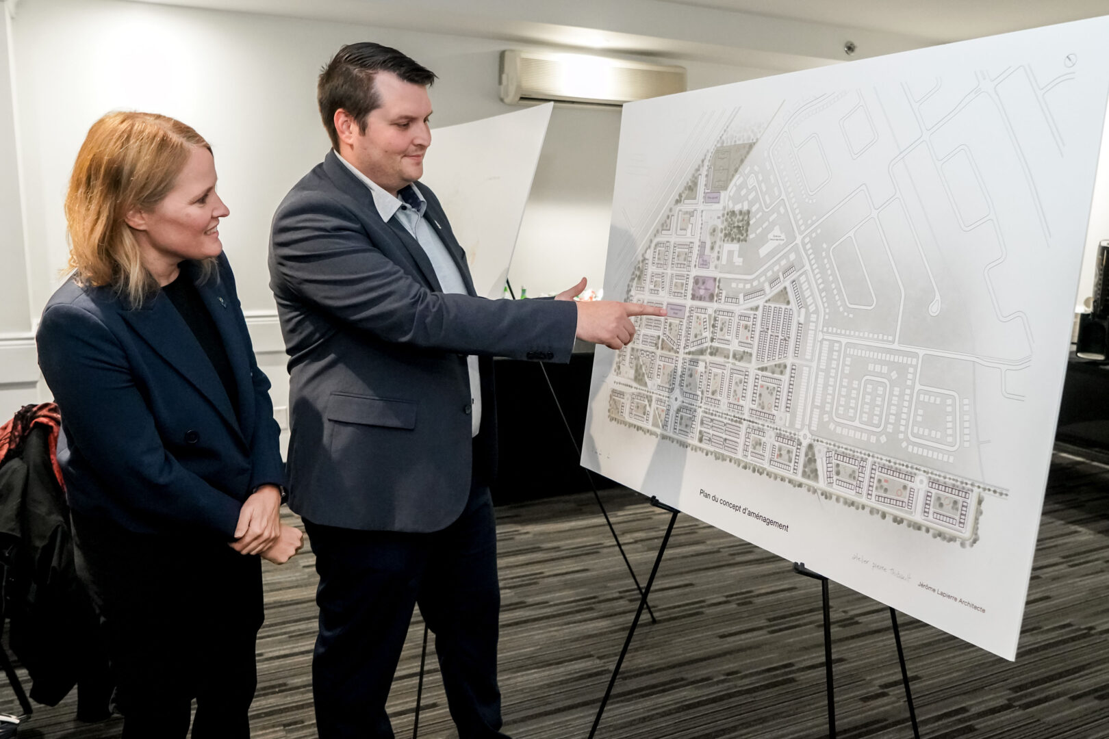 La directrice du génie, Claudia De Courval, et le directeur de l’urbanisme, Vincent Verdon, observent le plan du concept d’aménagement du futur quartier qui doit accueillir 4000 portes dans les prochaines années. Photo François Larivière | L’Œil Régional ©