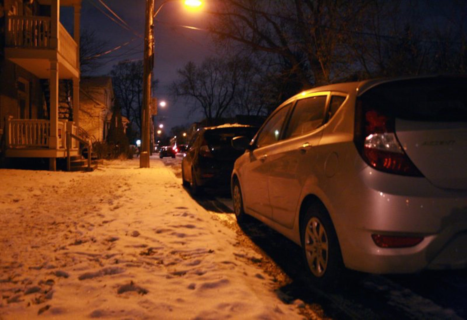 Le stationnement de nuit reste interdit dans plusieurs municipalités uniquement lors des opérations de déneigement. Photothèque | L’Œil Régional ©