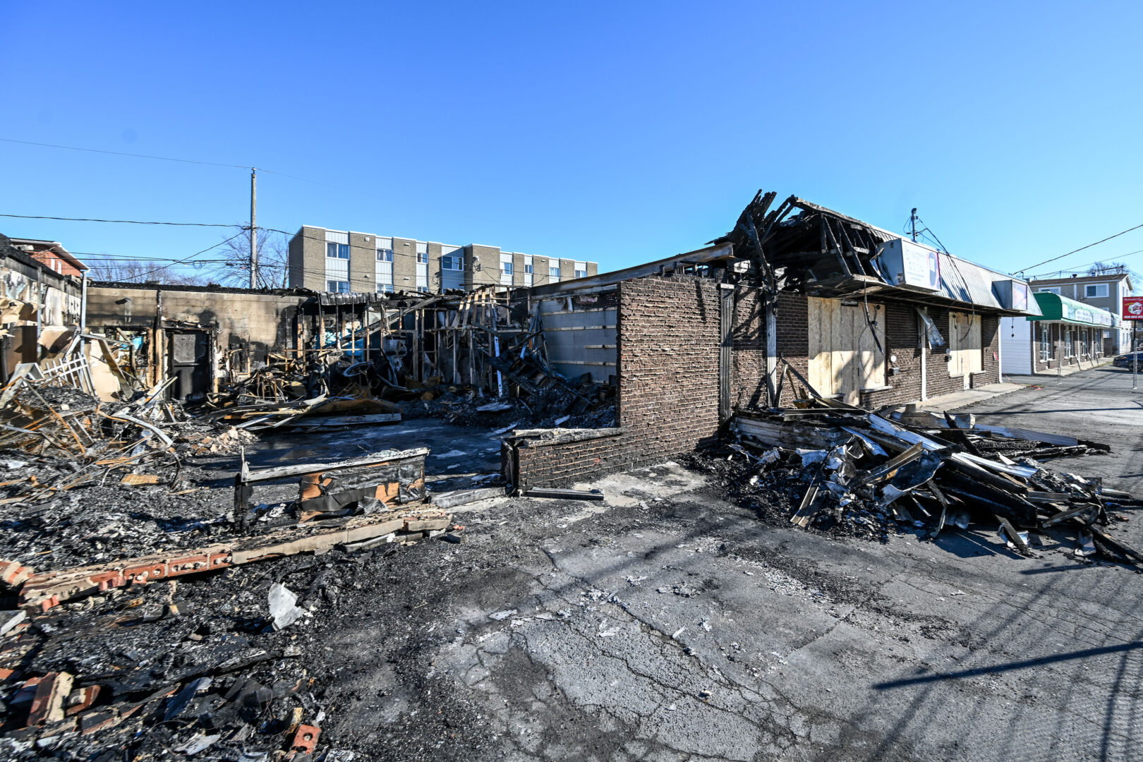 Le bâtiment commercial de la rue Bernard-Pilon plusieurs jours après l’incendie. Photothèque François Larivière | L’Œil Régional ©