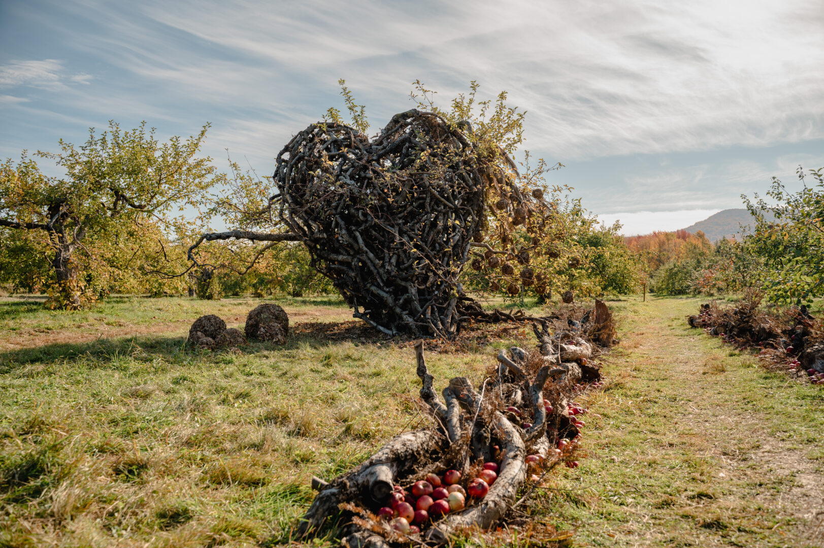 « L’amour engendre force et passion » de Jean Guillet a remporté le Prix coup de cœur du public de la 17e édition de Créations sur-le-champ / Land art. Photo Véronic Moisan