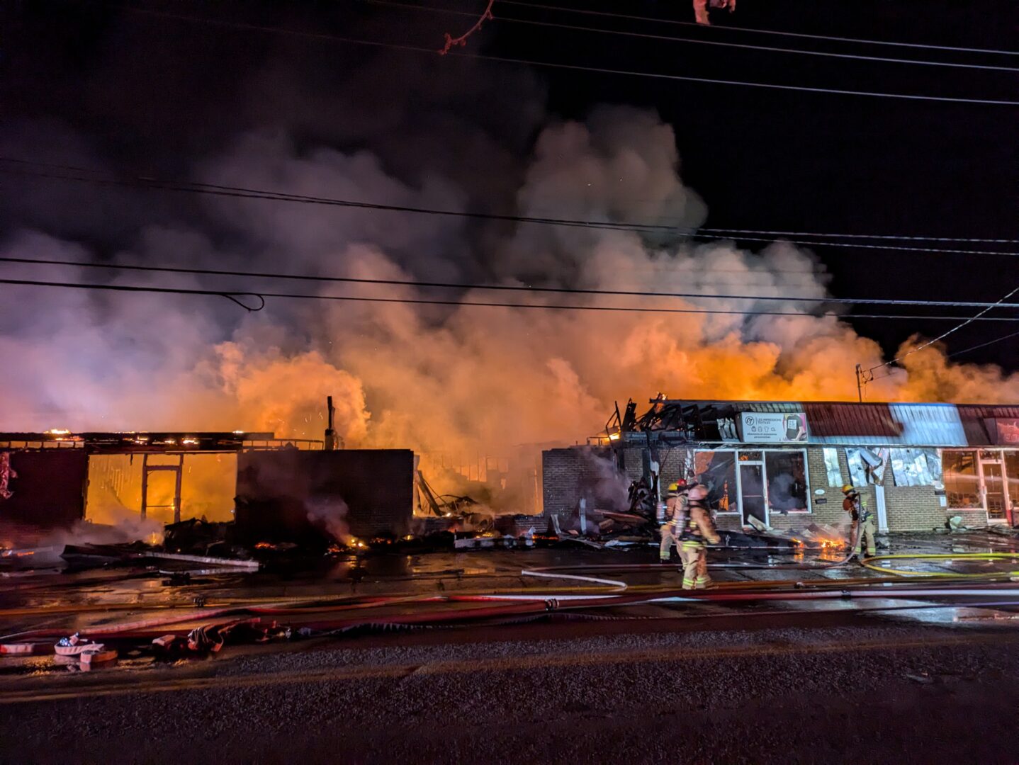 L’incendie a nécessité l’intervention d’une quarantaine de pompiers. Photo Adam Bolestridge | L’Œil Régional ©