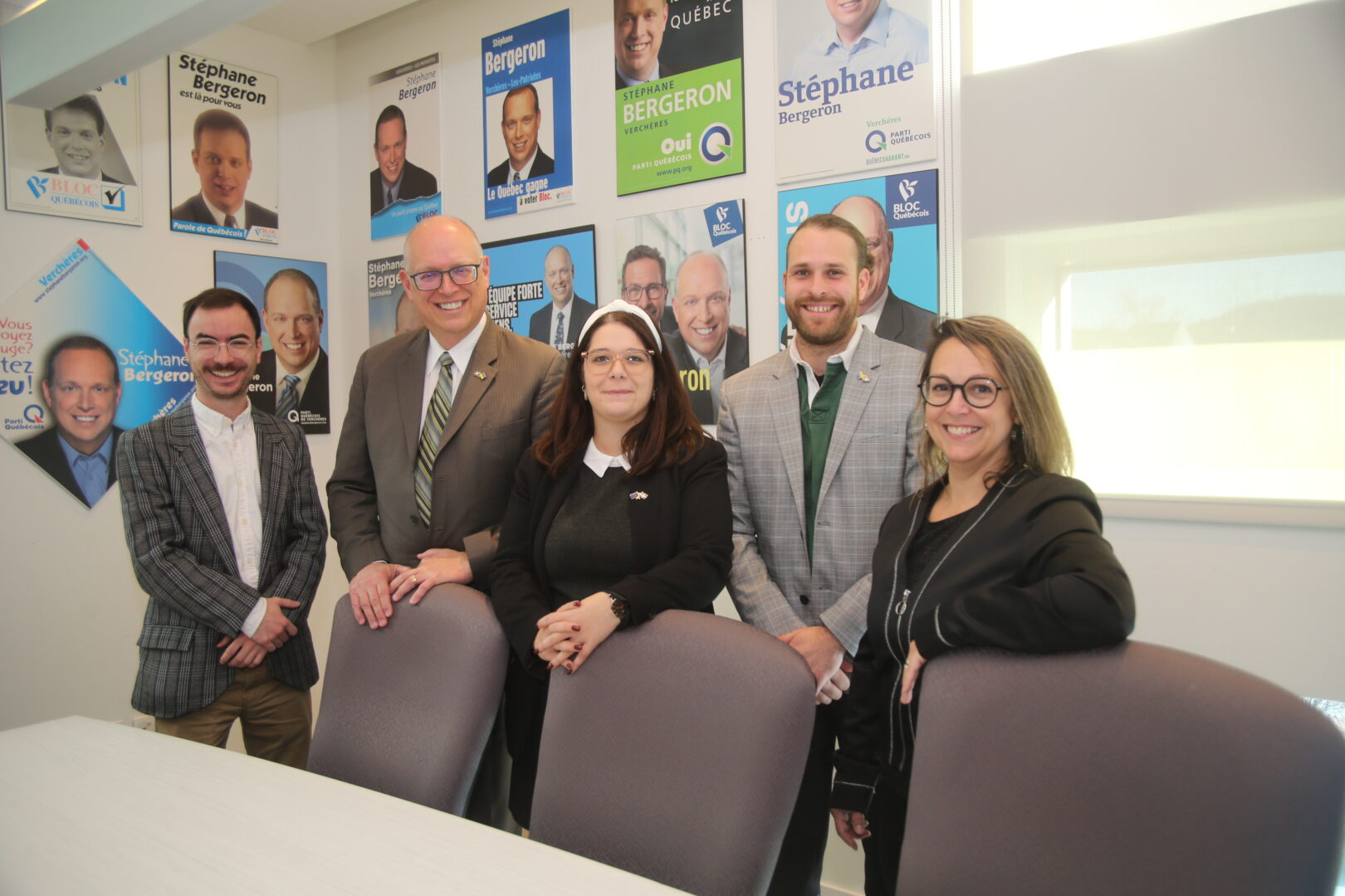 Stéphane Bergeron et des membres de son équipe à son bureau de circonscription. Photo Robert Gosselin | L’Œil Régional ©