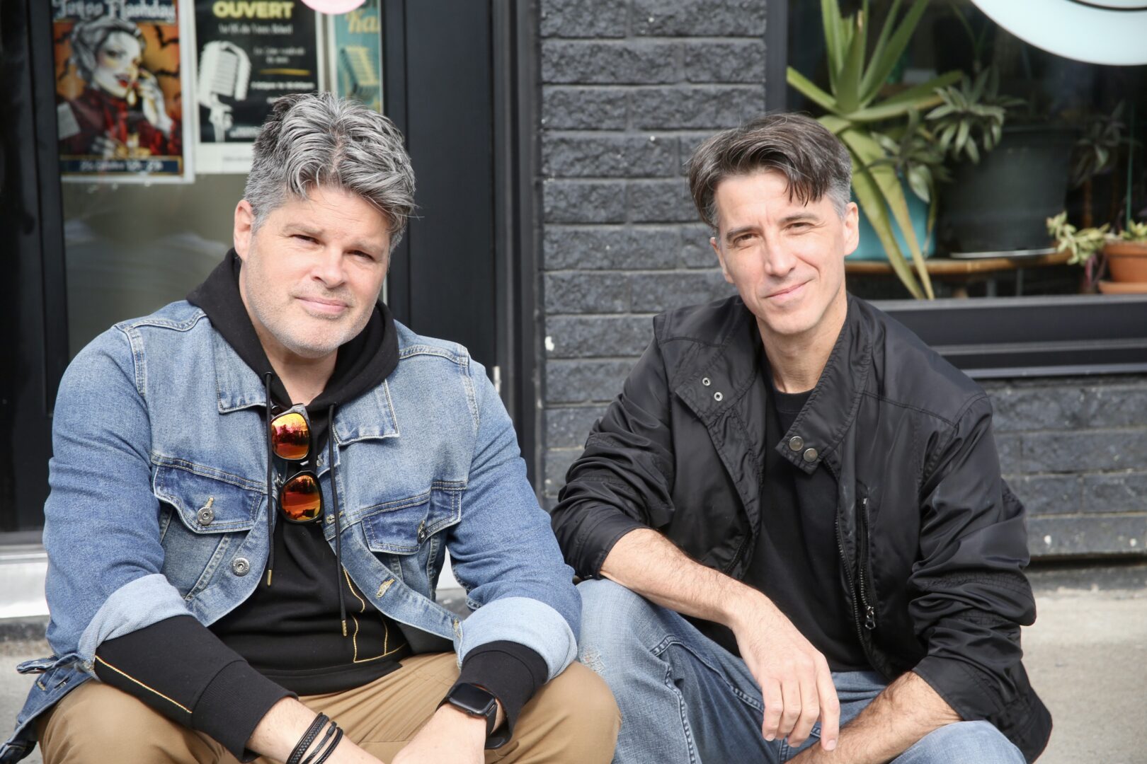 ﻿Amis d’enfance ayant grandi à Belœil, Frédéric Dénommée et Marc Rougeot se retrouvent dans leur nouveau projet musical En Rouge. Photo Robert Gosselin | L’Œil Régional ©