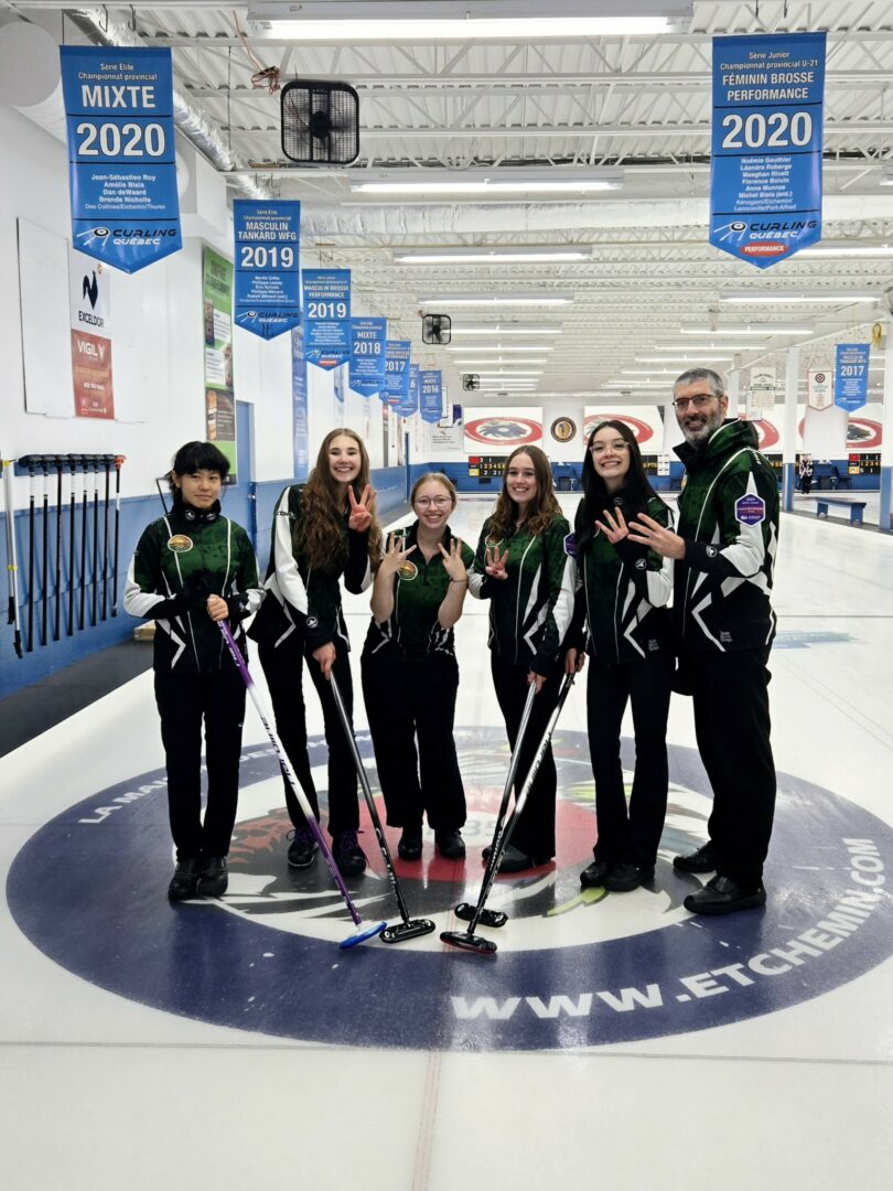 Les membres de l’équipe U18 Gloria Yang Yu Lu, Victoria Grégoire, Lily Bernier, Beatrice Laplante et Angélie Thomassin en compagnie de leur entraîneur Luc Thomassin.
Photo gracieuseté��