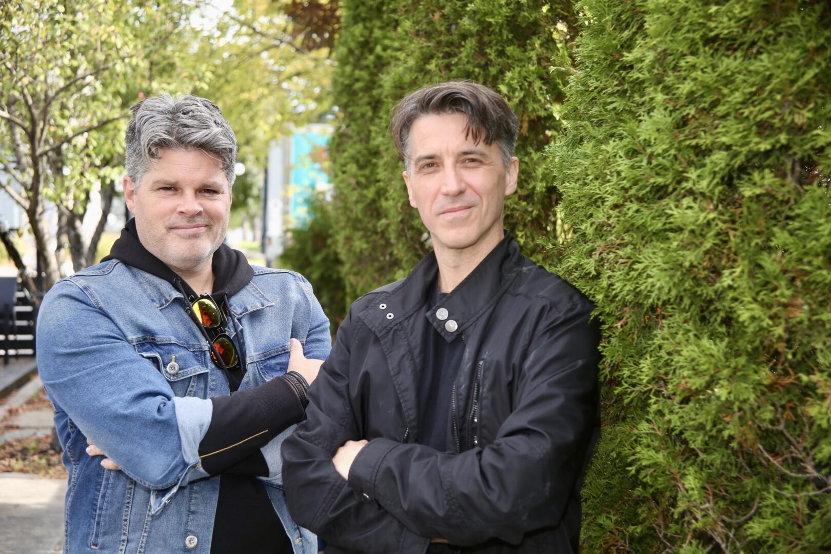 Frédéric Dénommée et Marc Rougeot jouent de la musique ensemble depuis 25 ans, ayant collaboré à l’époque de leur groupe Backseats avant de se retrouver plus récemment dans En Rouge. Photo Robert Gosselin | L’Œil Régional ©