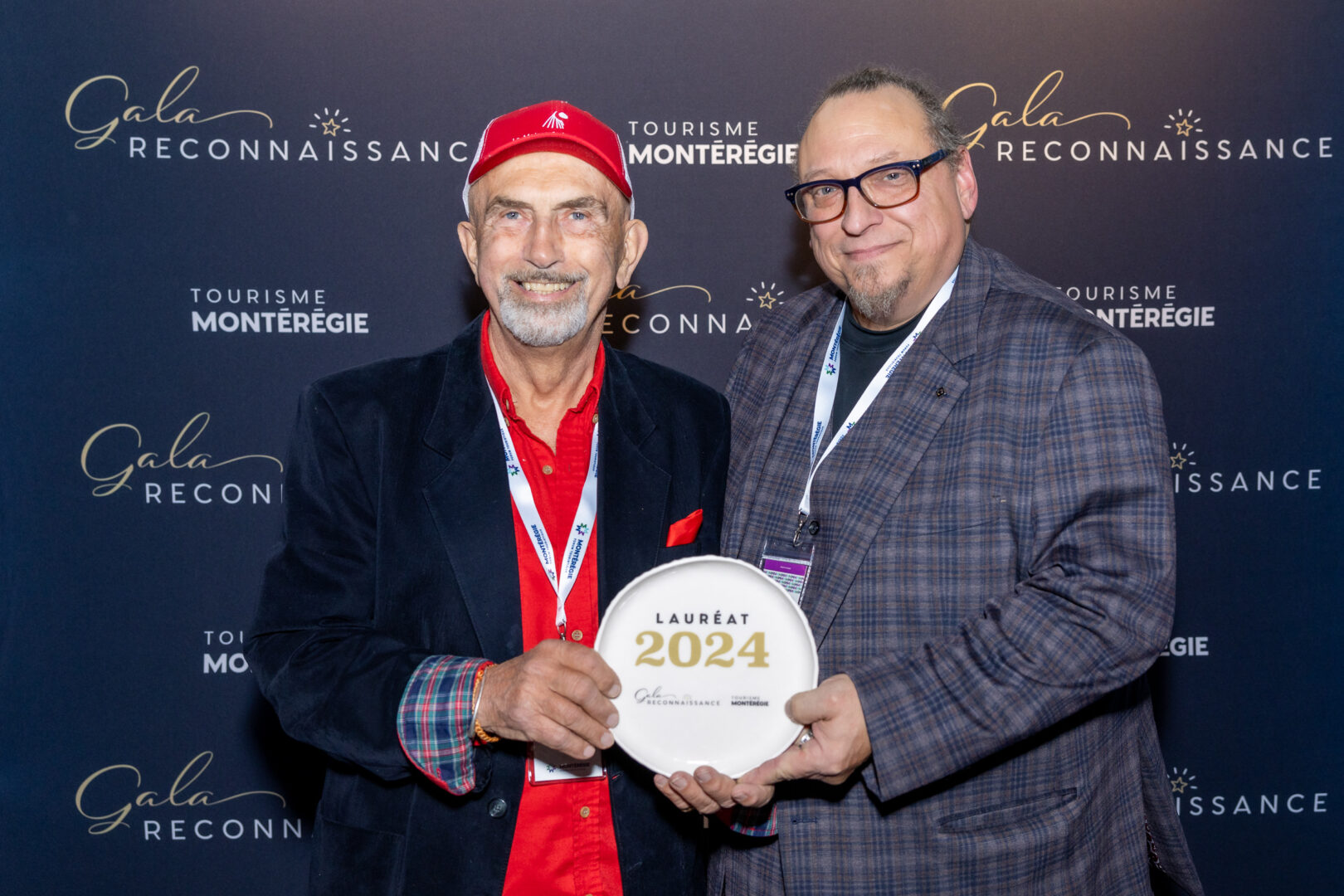 André Michel a reçu le prix Accueil au Gala Reconnaissance du Forum touristique régional de la Montérégie, pour sa contribution avec le Bestiaire de la route touristique du Richelieu, des mains de Michel Ménard du FM 103,3. Photo Tourisme Montérégie