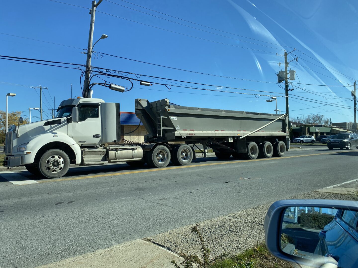 Selon le maire de McMasterville, Martin Dulac, on pouvait voir dernièrement jusqu’à 200 camions par jour. Photo gracieuseté