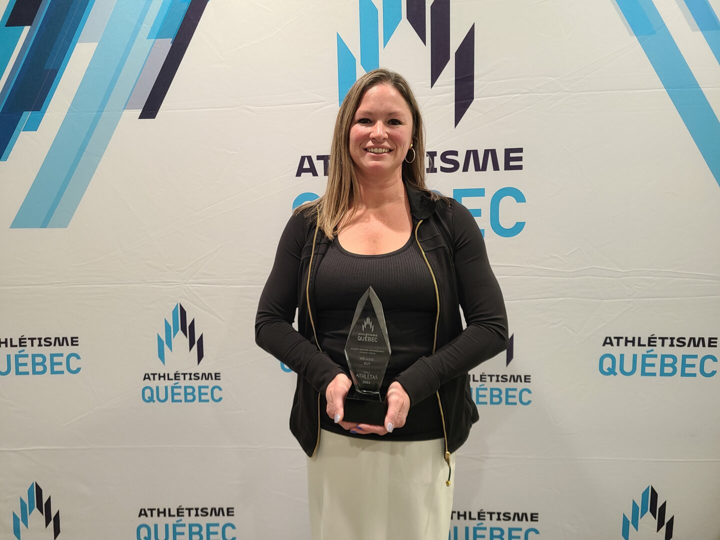 Mélanie Guy tenant fièrement son prix. Photo gracieuseté