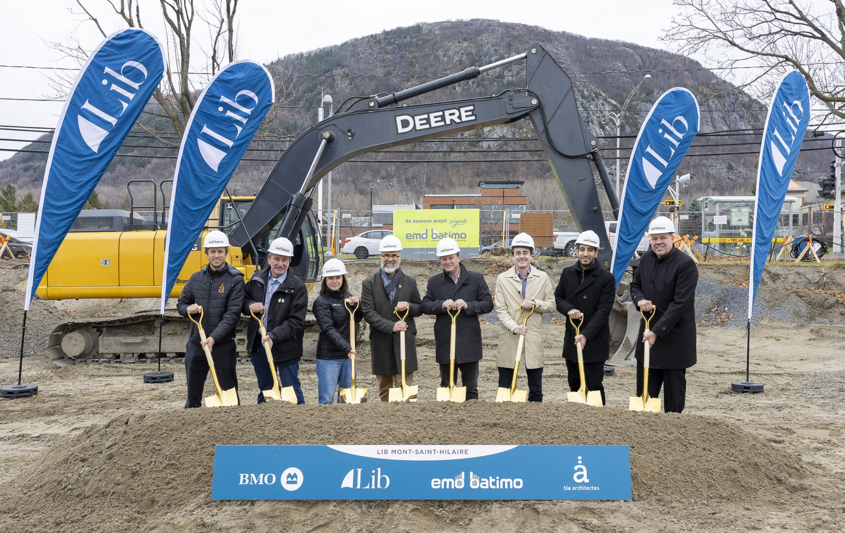 David Bédard-Barrette (TLA), Benoit Fiset, (EMD-Batimo), Evelyne Sauvé, (EMD-Batimo), le maire Marc-André Guertin, Francis Charron (EMD-Batimo), Philippe Préfontaine Racine, (BMO) Ryan Alameddine (BMO) et Benoit Lemieux (Groupe BCL). Photo gracieuseté