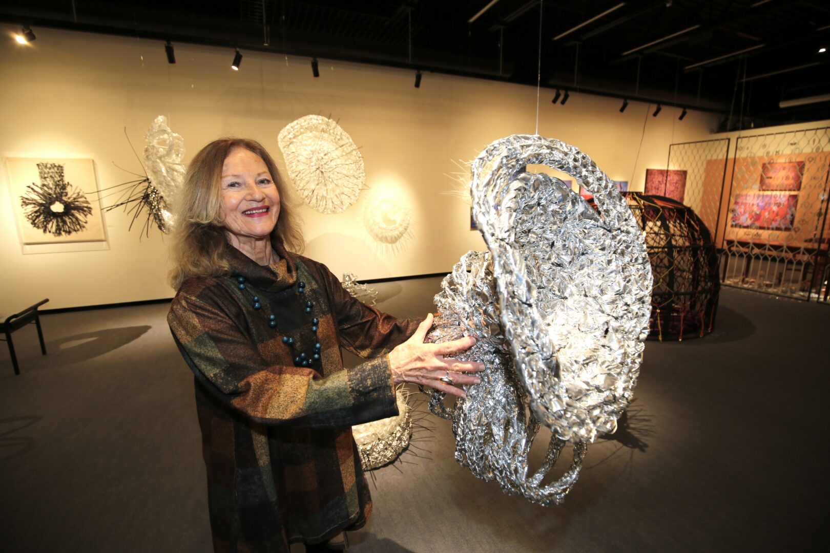 La résidente de Saint-Denis-sur-Richelieu Jolanta Sprawka se spécialise dans la création de sculptures en cellophane et en Mylar. Elle invite par ailleurs le public à toucher ses créations où la spirale est souvent à l’honneur. Photo Robert Gosselin | L’Œil Régional ©