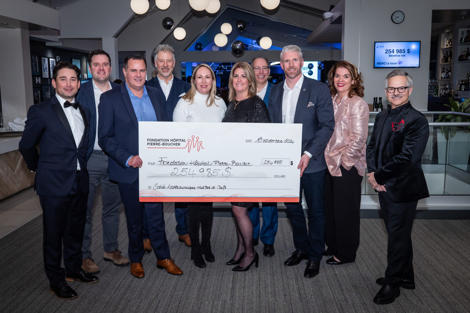 Jean-François Baril, animateur, Antoine Bernier, de Carbonleo, Vincent Leclerc, de Gestion Privée Desjardins, Dr Jocelyn Dodaro, du CISSS de la Montérégie Est, Audrey Bernard, Franchisée McDonald’s, Guylaine Lachaîne, de Les Emballages Carrousel, Me Renaud Lanthier, Bernard Brassard, Pier-Luc Séguin, de Marché commercial et industriel Desjardins, Fannie Allard, de la Fondation Hôpital Pierre-Boucher, Bruno Petrucci, du CISSS de la Montérégie Est. Photo Éric Carrière