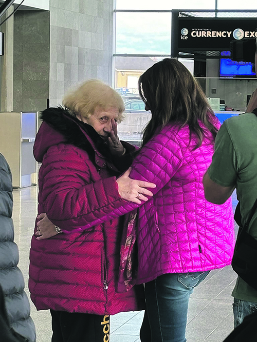 La rencontre entre Lily-Hélyette Pinto et Jill Côté a été un moment incroyablement émouvant selon Jean Sébastien Lozeau, présent dans le cadre de son prochain documentaire. Photo gracieuseté