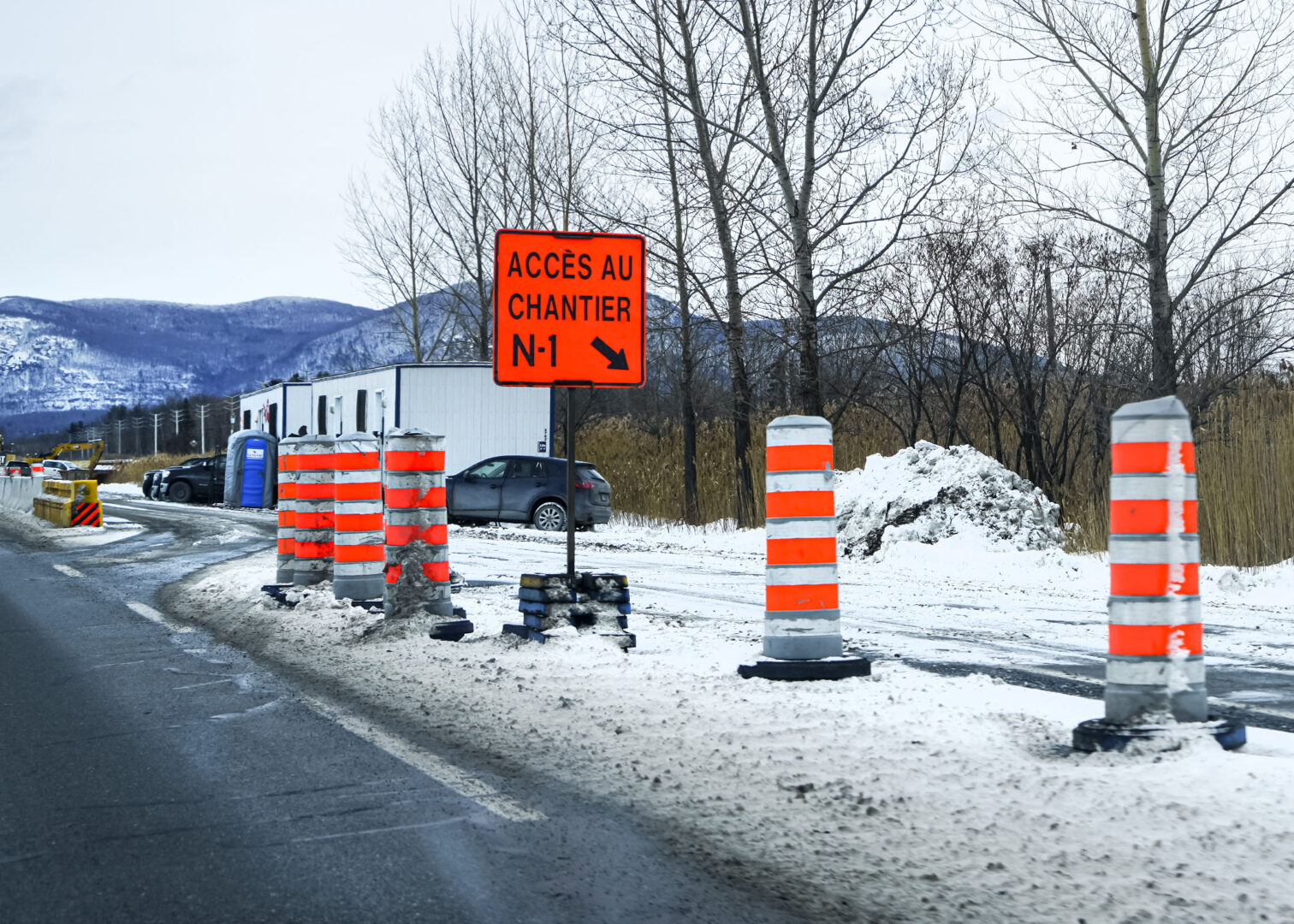 Les travaux de l’accès temporaire sur la 116 pour l’usine de Northvolt sont en cours. Photo François Larivière | L’Œil Régional ©