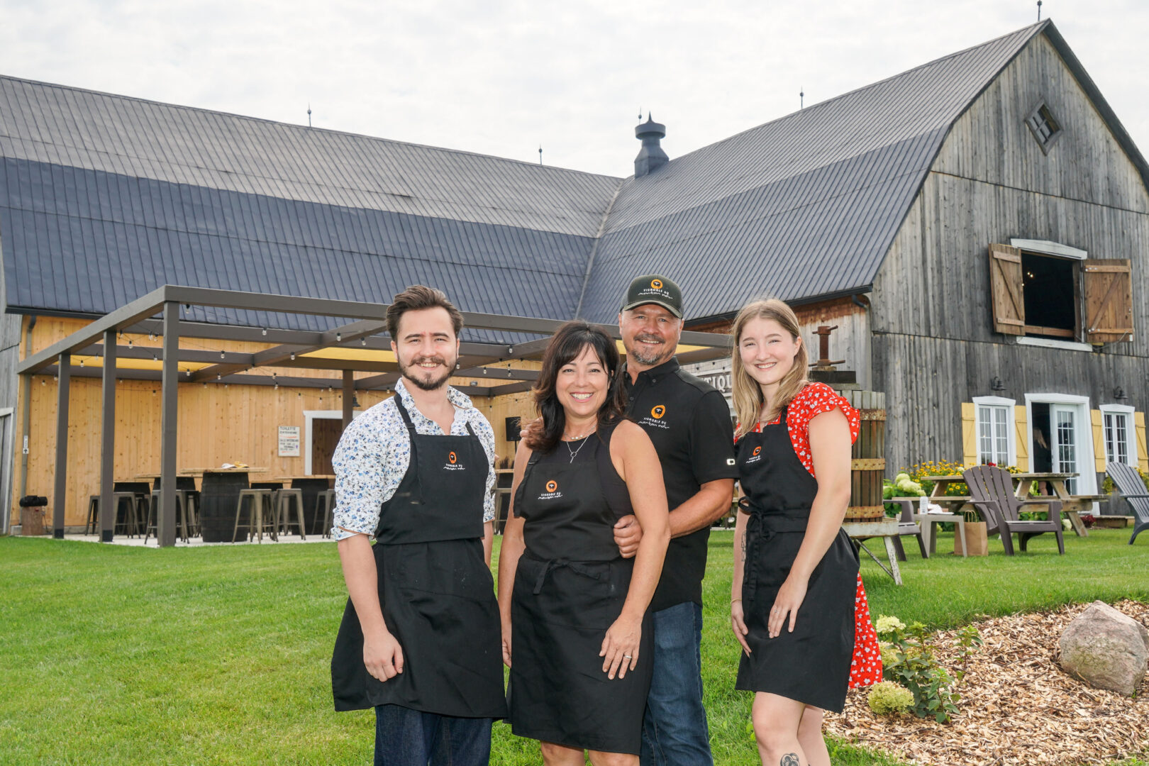 Les copropriétaires du Vignoble du Mouton Noir, Chantal Pageau et Daniel Larose, entourés de leurs enfants Jean-Simon et Frédérique Larose. Photothèque | L’Œil Régional ©