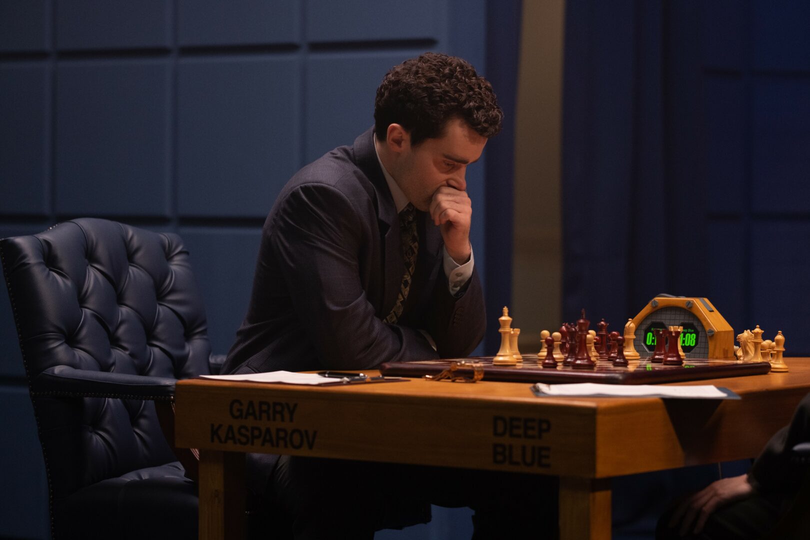 L’acteur anglais Christian Cooke incarne le rôle principal de Garry Kasparov dans la série Rematch de Yan England. Photo Leo Pinter