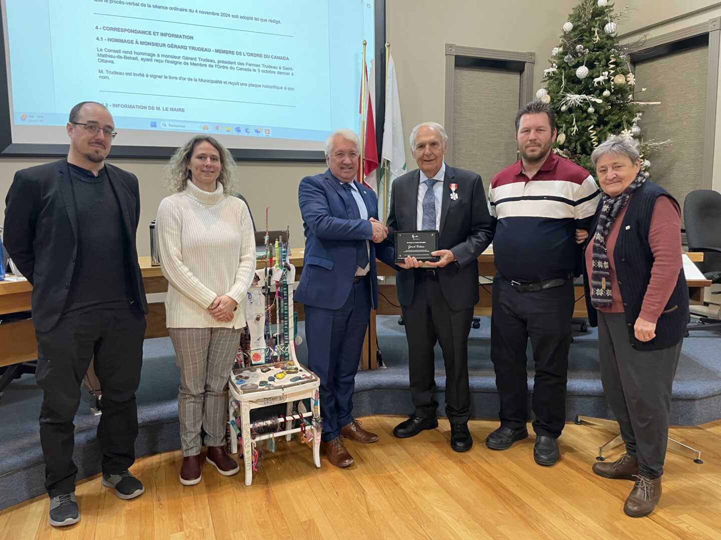 Les élus de Saint-Mathieu-de-Belœil ont souligné la contribution exceptionnelle de Gérard Trudeau. Photo gracieuseté