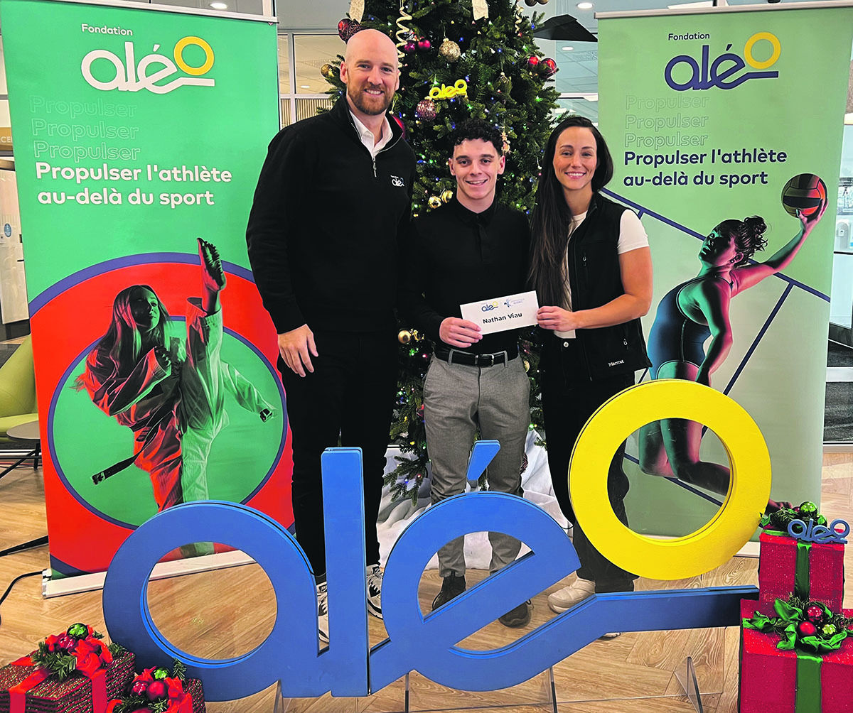 Nathan Viau (centre) en compagnie du coordonnateur des programmes de bourses à la Fondation Aléo, Jonathan Collin, et de la directrice des opérations et des communications à Gymnastique Québec, Alexandra Castonguay. Photo gracieuseté.