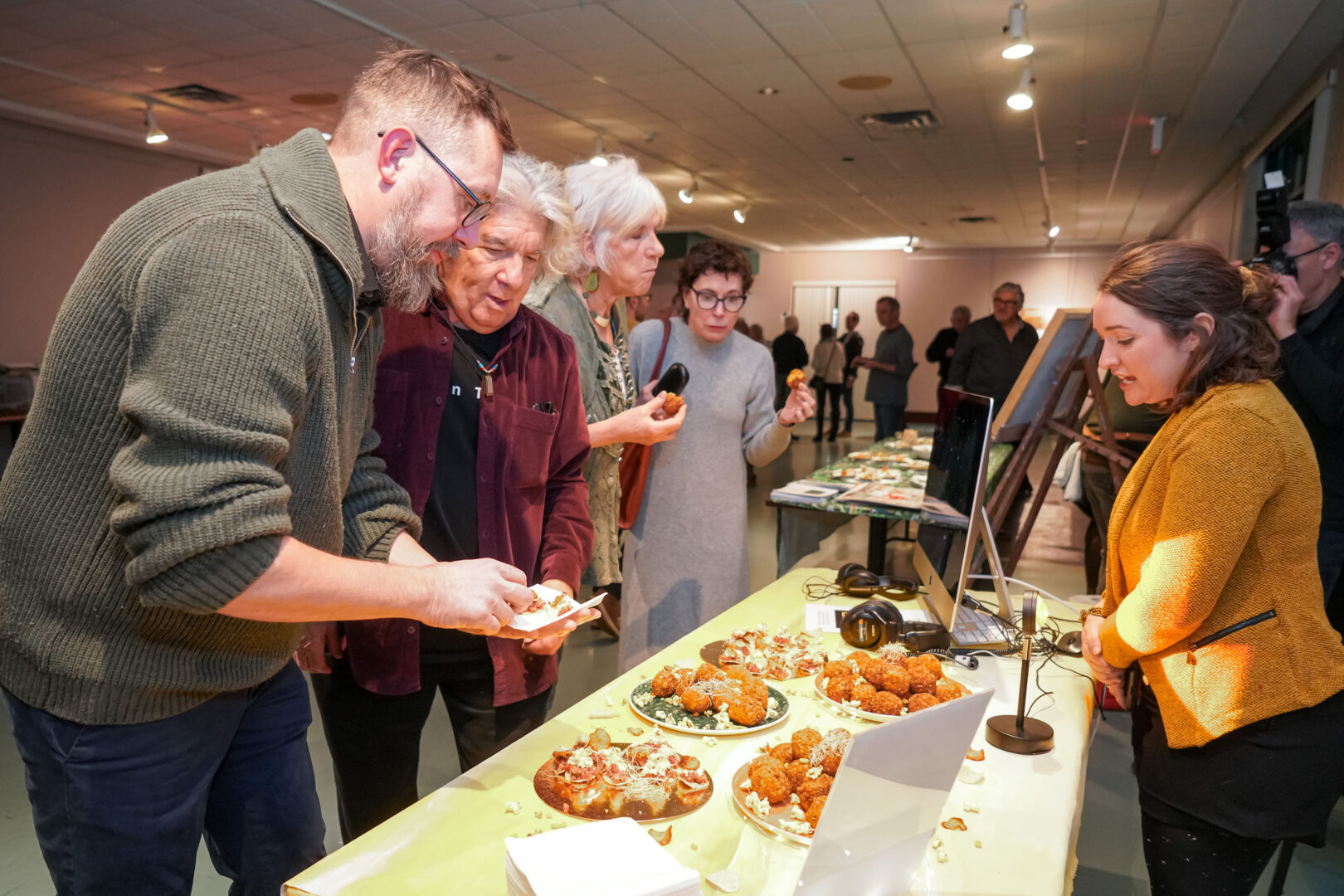 L’événement Culture et Culture : quand l’art fait sens, présenté le 17 janvier au Centre culturel de Belœil, a permis à trois équipes de relever un défi artistique et gastronomique, les amenant notamment à créer des hors-d’œuvre aux couleurs de chaque groupe. Photo François Larivière | L’Œil Régional ©