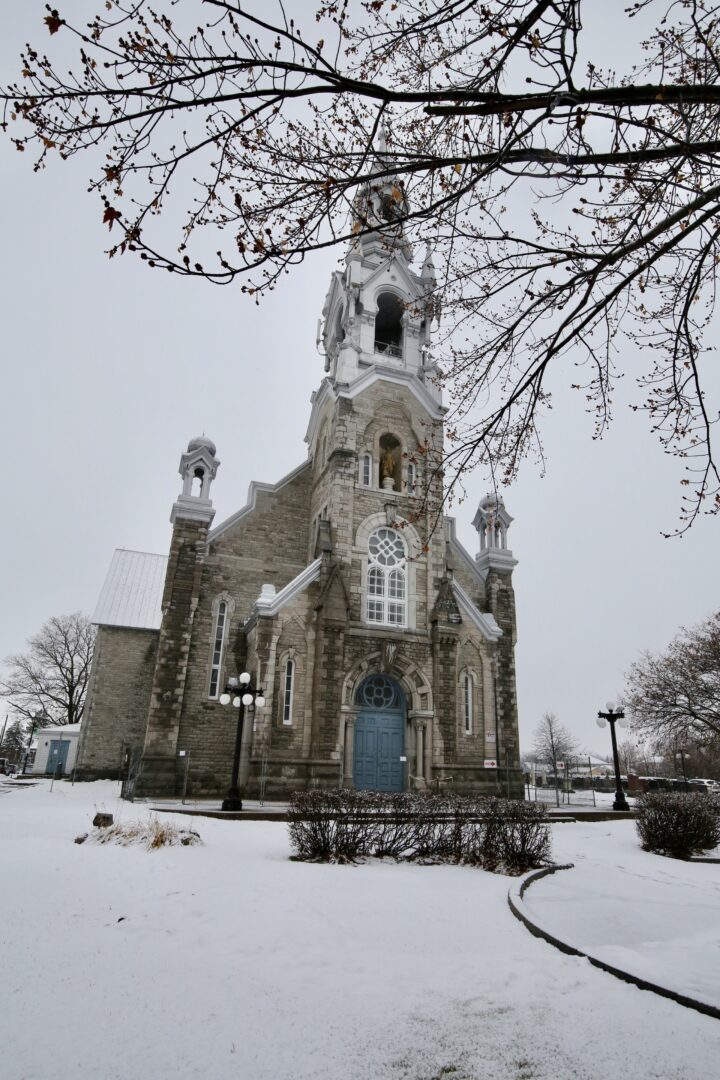 Selon le dernier carnet de santé de l’église Saint-Matthieu, située au cœur du Vieux-Belœil, des travaux d’urgence totalisant près de 1,5 M$ sont à faire simplement pour sauver la structure, un montant que la Fabrique est incapable de débourser et que la Ville de Belœil ne compte pas payer sans subvention. Photothèque | L’Œil Régional ©