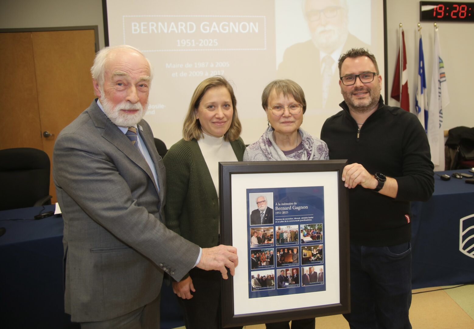 Le maire Yves Lessard en compagnie de la fille de M. Gagnon, Émilie, de son épouse Louise Desrosiers et de son fils Martin. Photo Robert Gosselin | L’Œil Régional ©