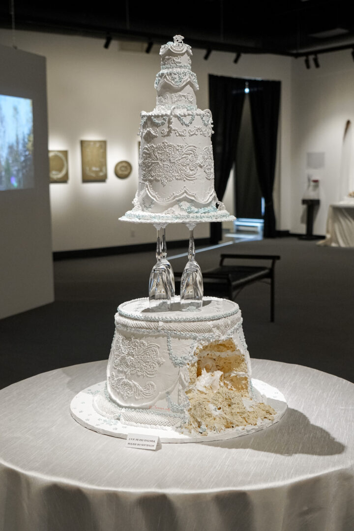 Une des pièces maîtresses de l’exposition Mariage funeste, un gâteau de mariage en apparence parfait, mais qui cache un crâne. Photo François Larivière | L’Œil Régional ©