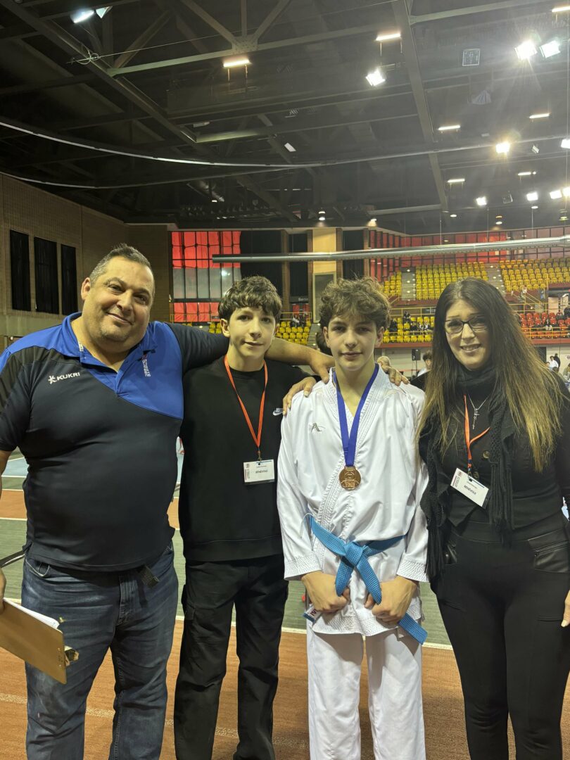 Jazmaë St-Pierrel, médaille au cou, pose avec sa famille. Photo gracieuseté