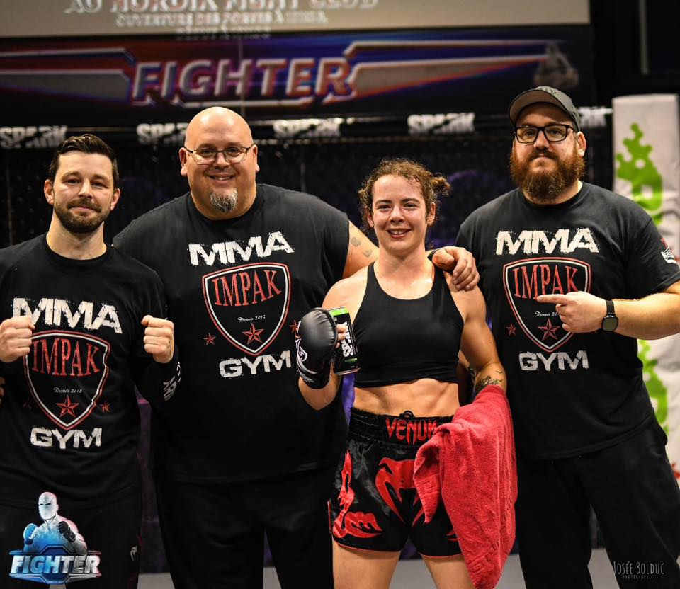 Jany Landry en compagnie de ses entraîneurs au terme de son combat. Photo gracieuseté